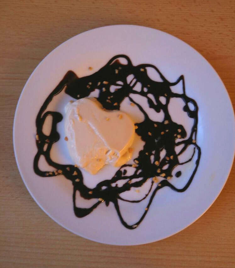 Baileys-Panacotta mit Schokoladensoße