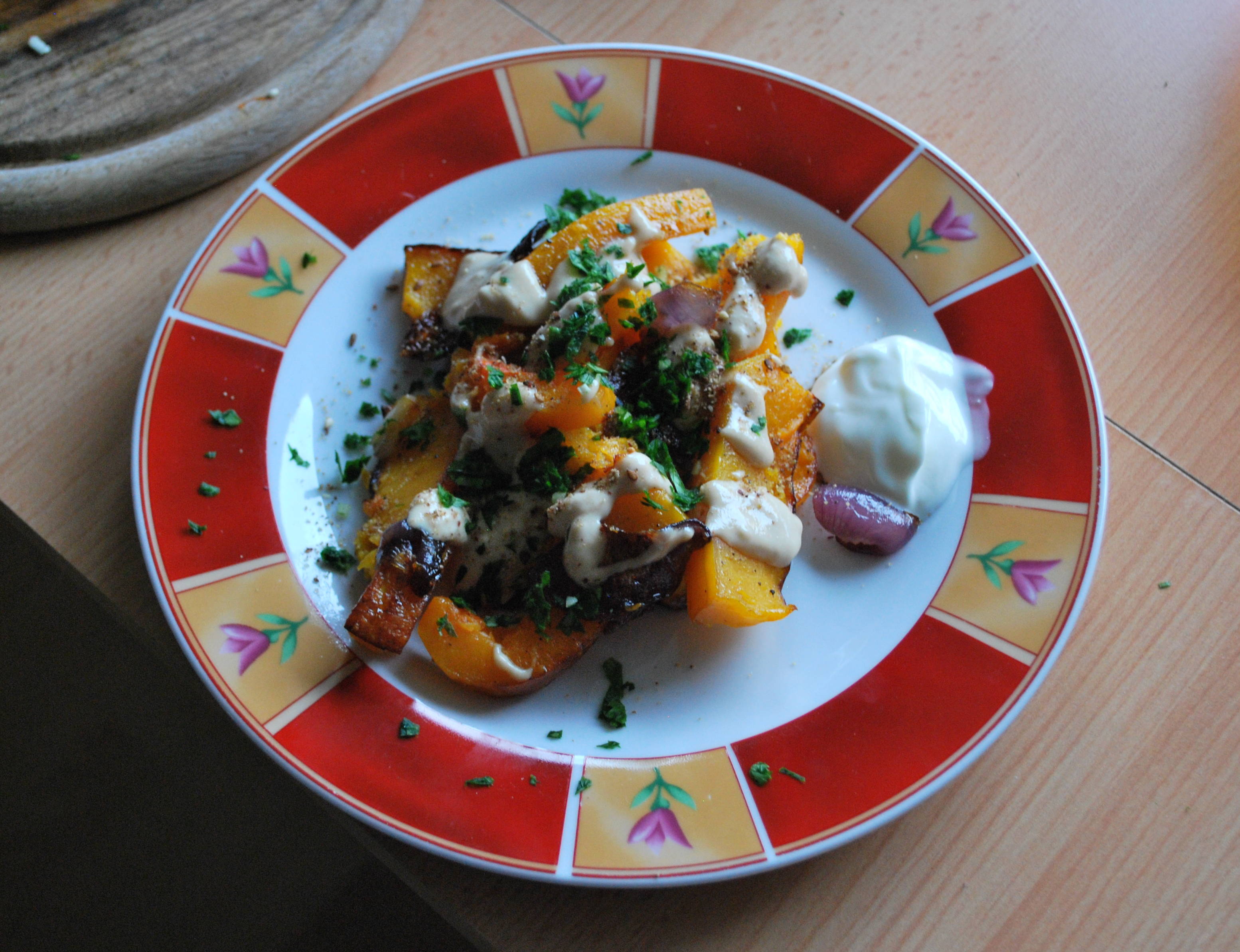 Butternut-Kürbis mit Tahini-Soße