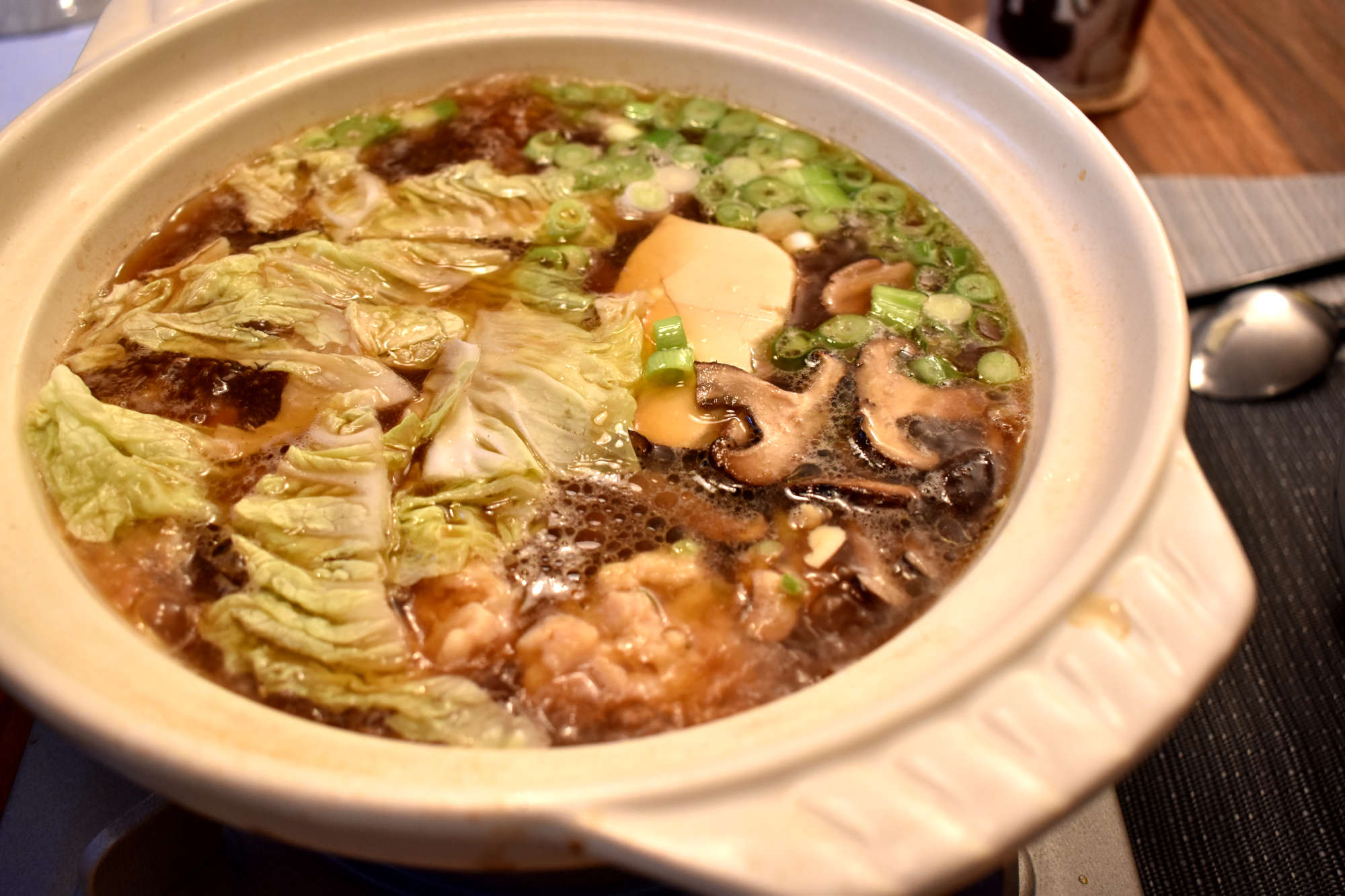 Donabe mit Sake und Hackbällchen