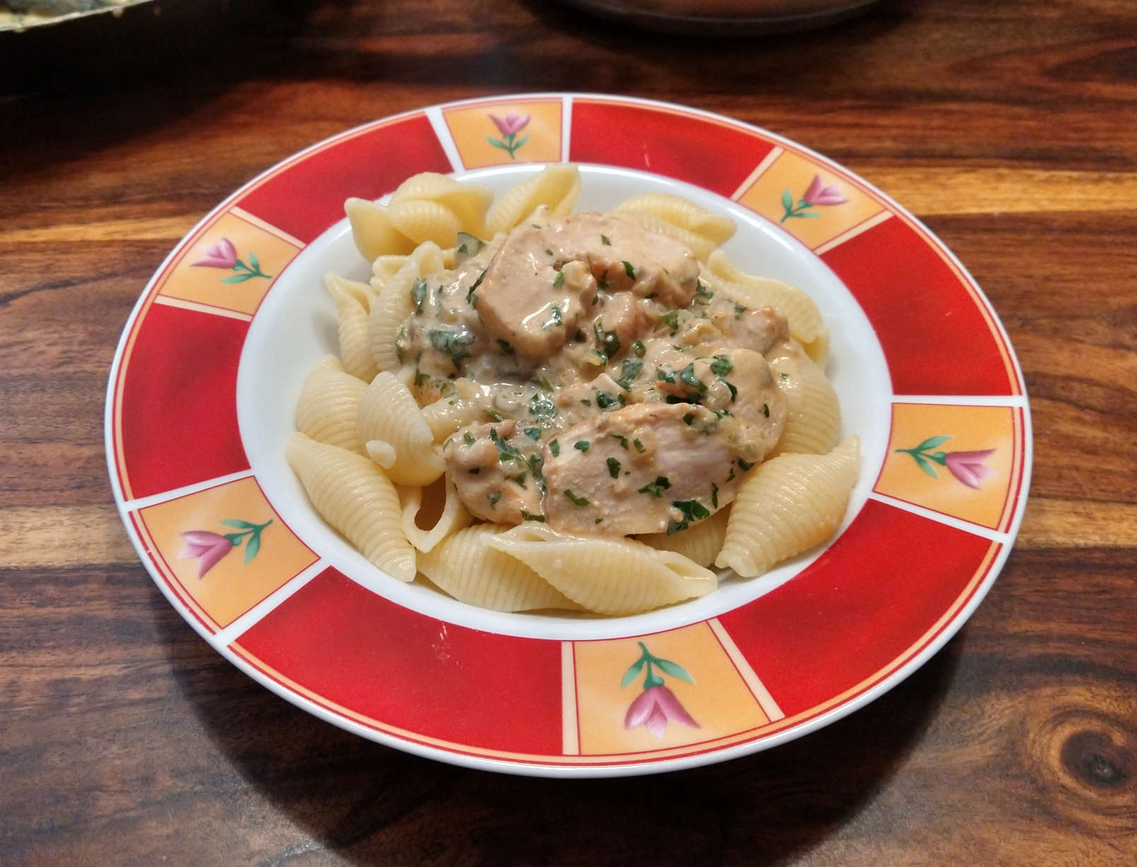 Nudeln mit Huhn und Petersilie