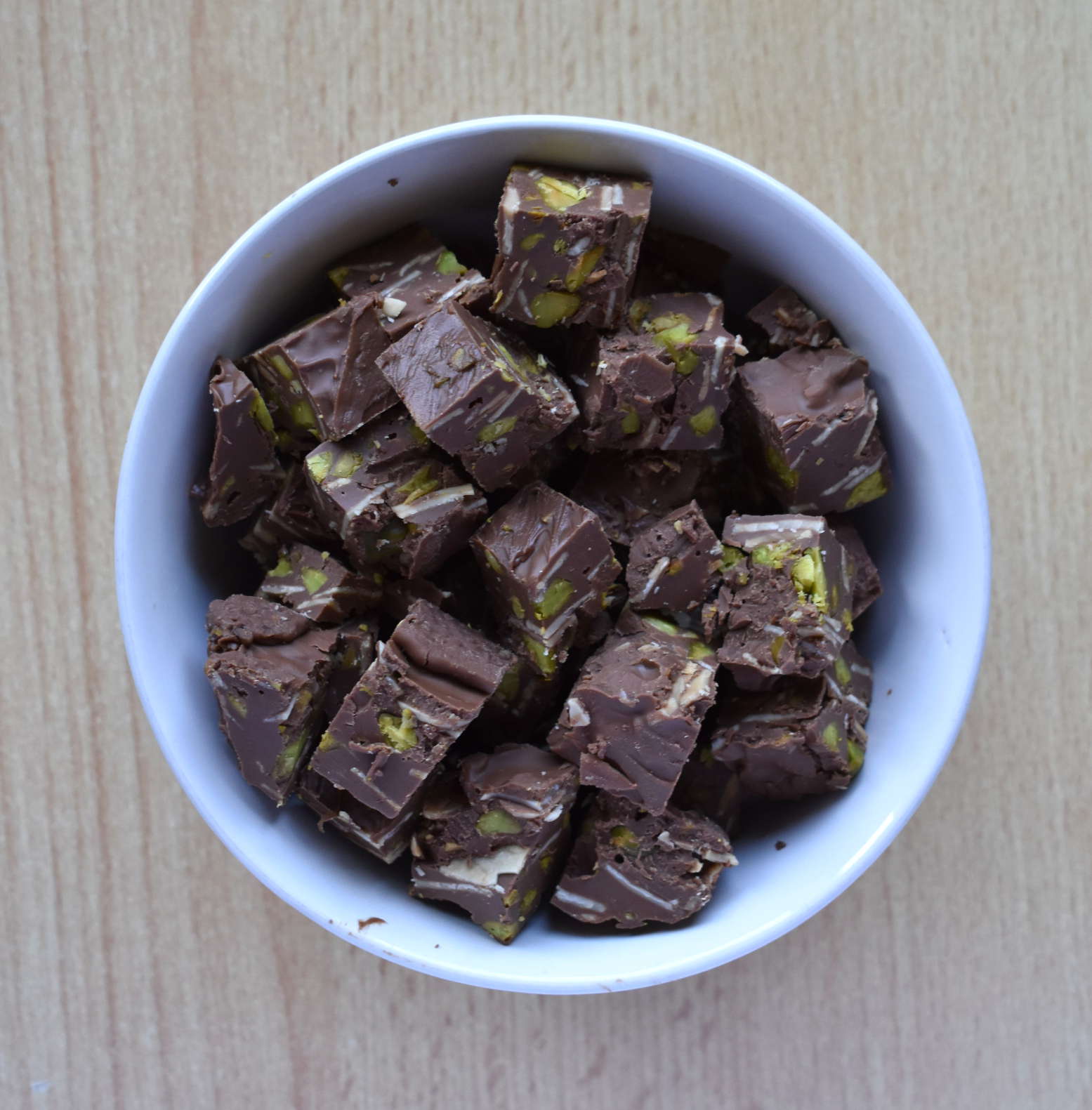 Nougat-Konfekt mit Mandeln und Pistazien