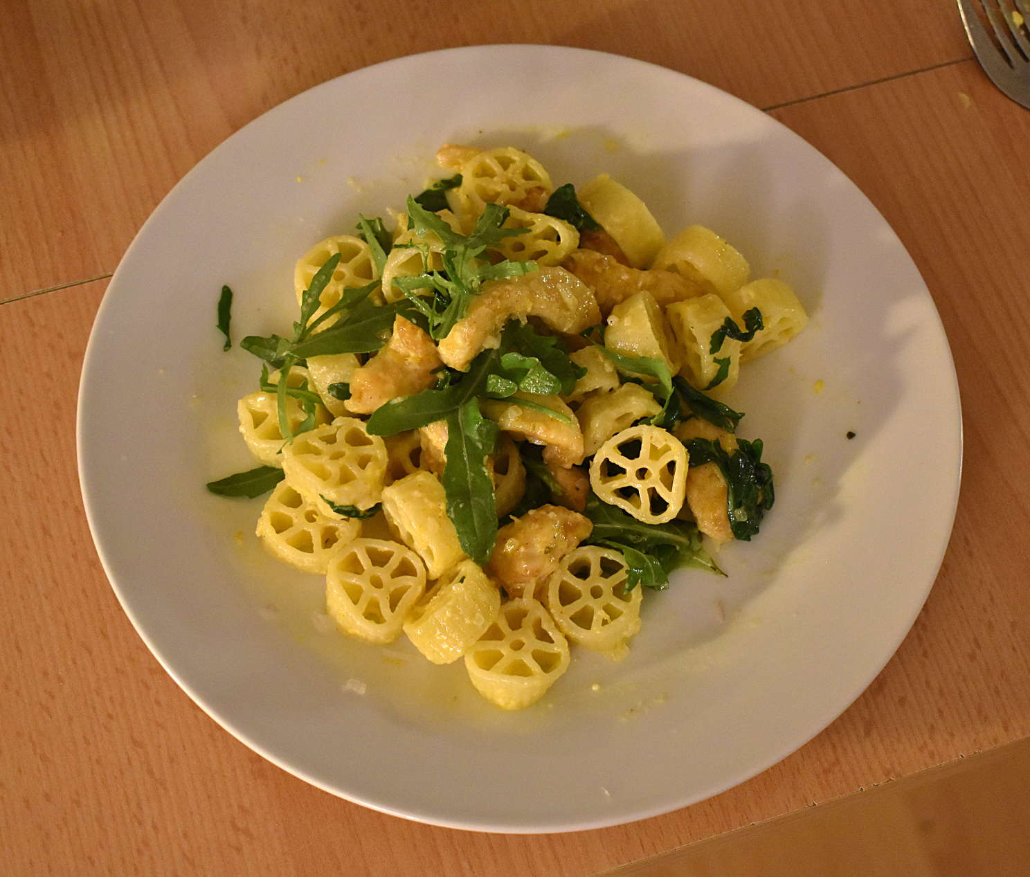 Nudeln mit Orangensoße und Rucola