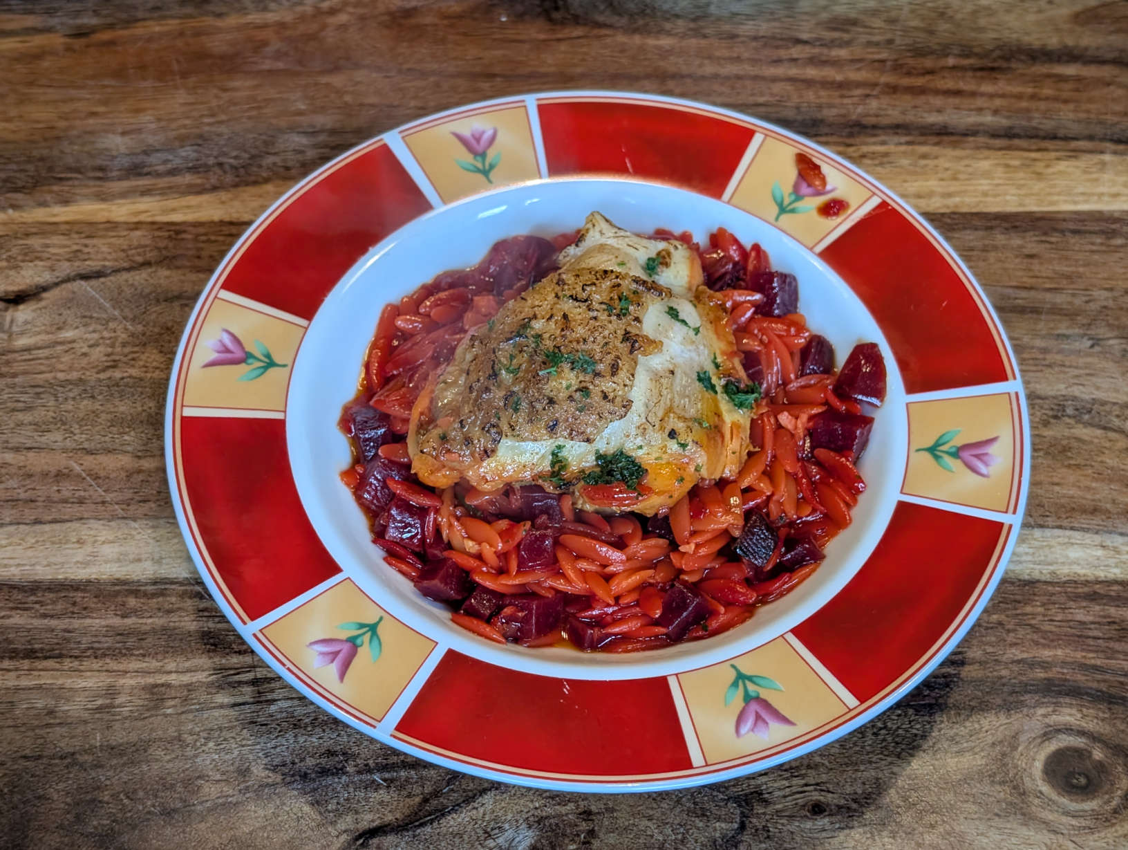 Huhn auf Rote-Bete-Orzo