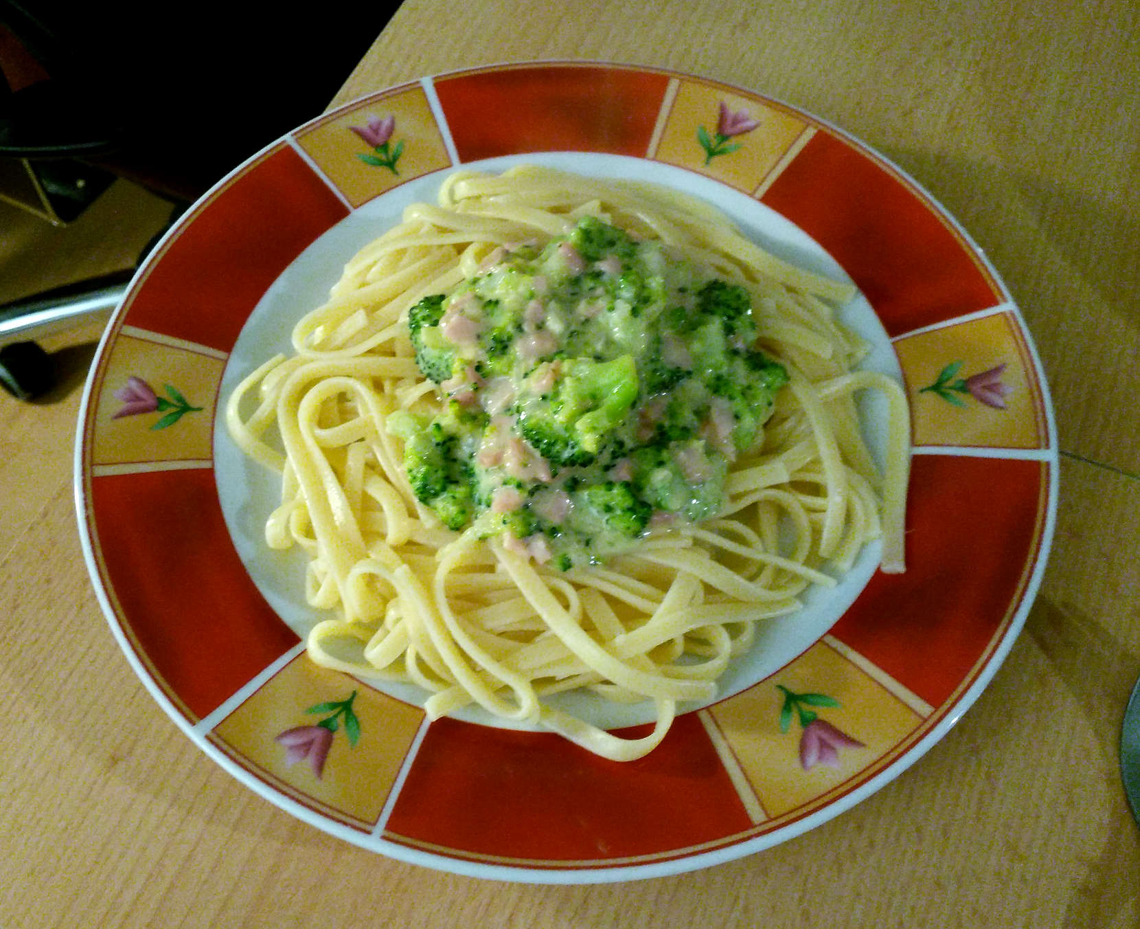 Nudeln mit Schinken-Brokkolie-Soße