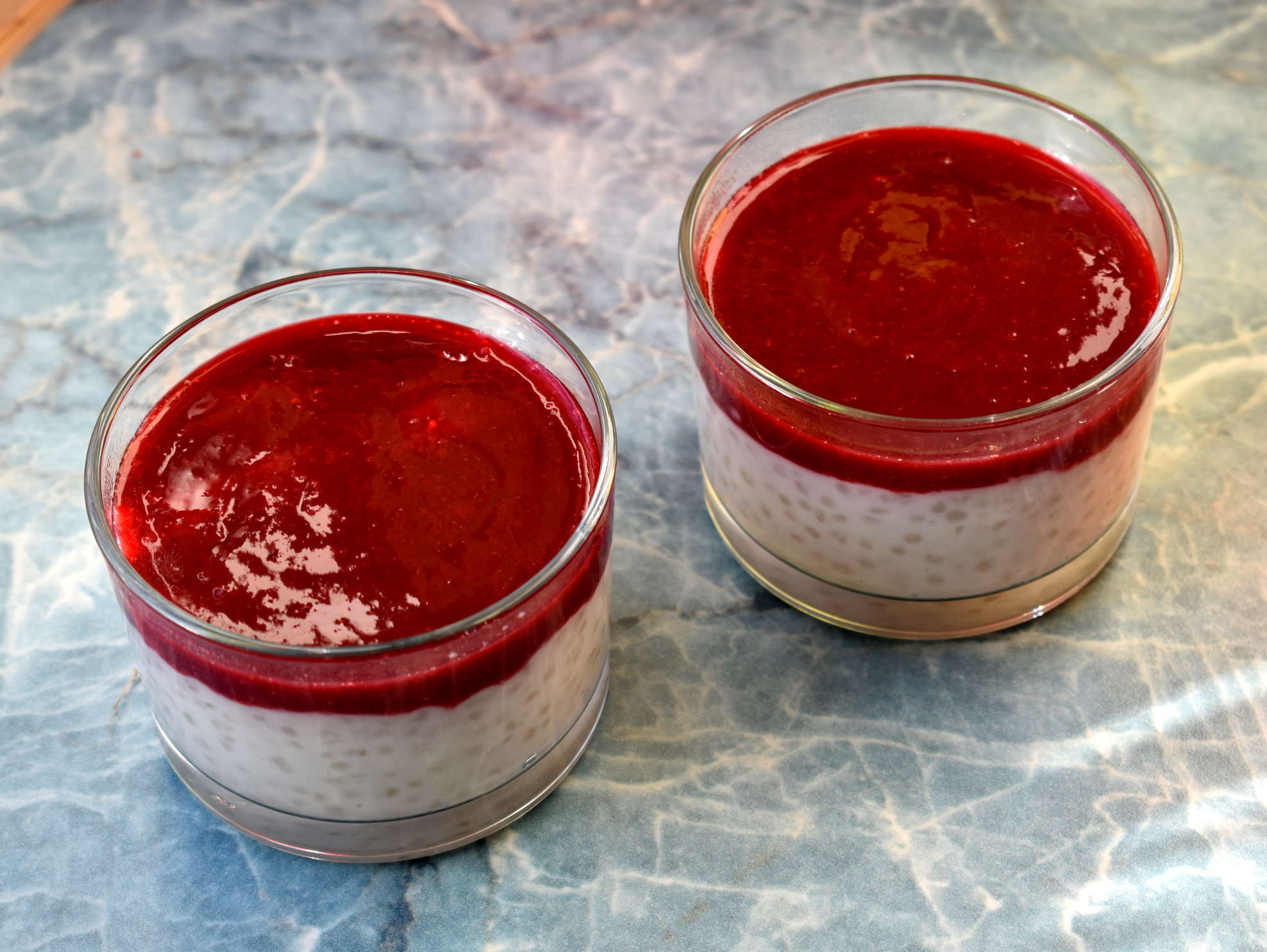 Tapioka-Pudding mit Himbeersoße