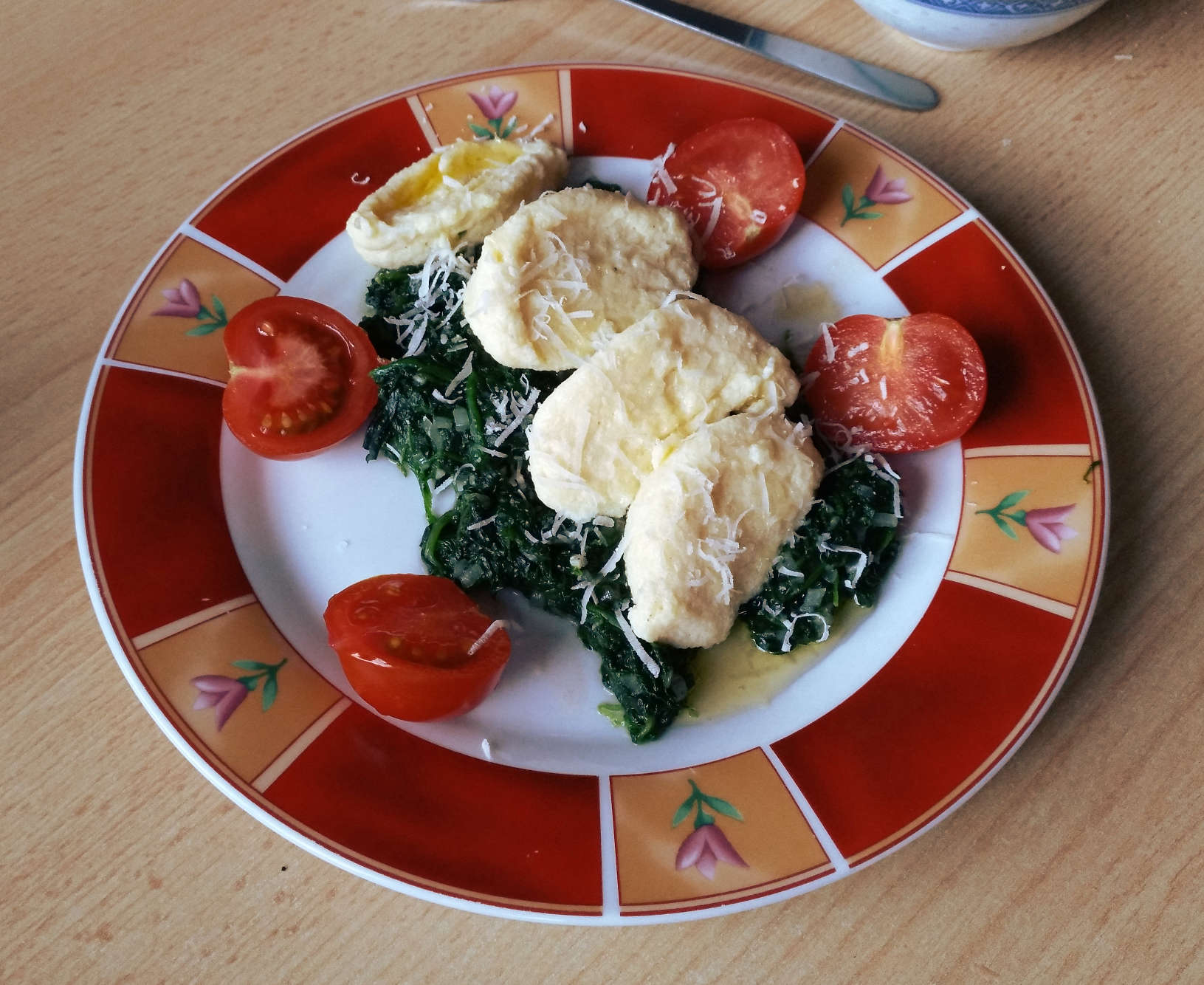 Topfen-Nocken auf Spinat