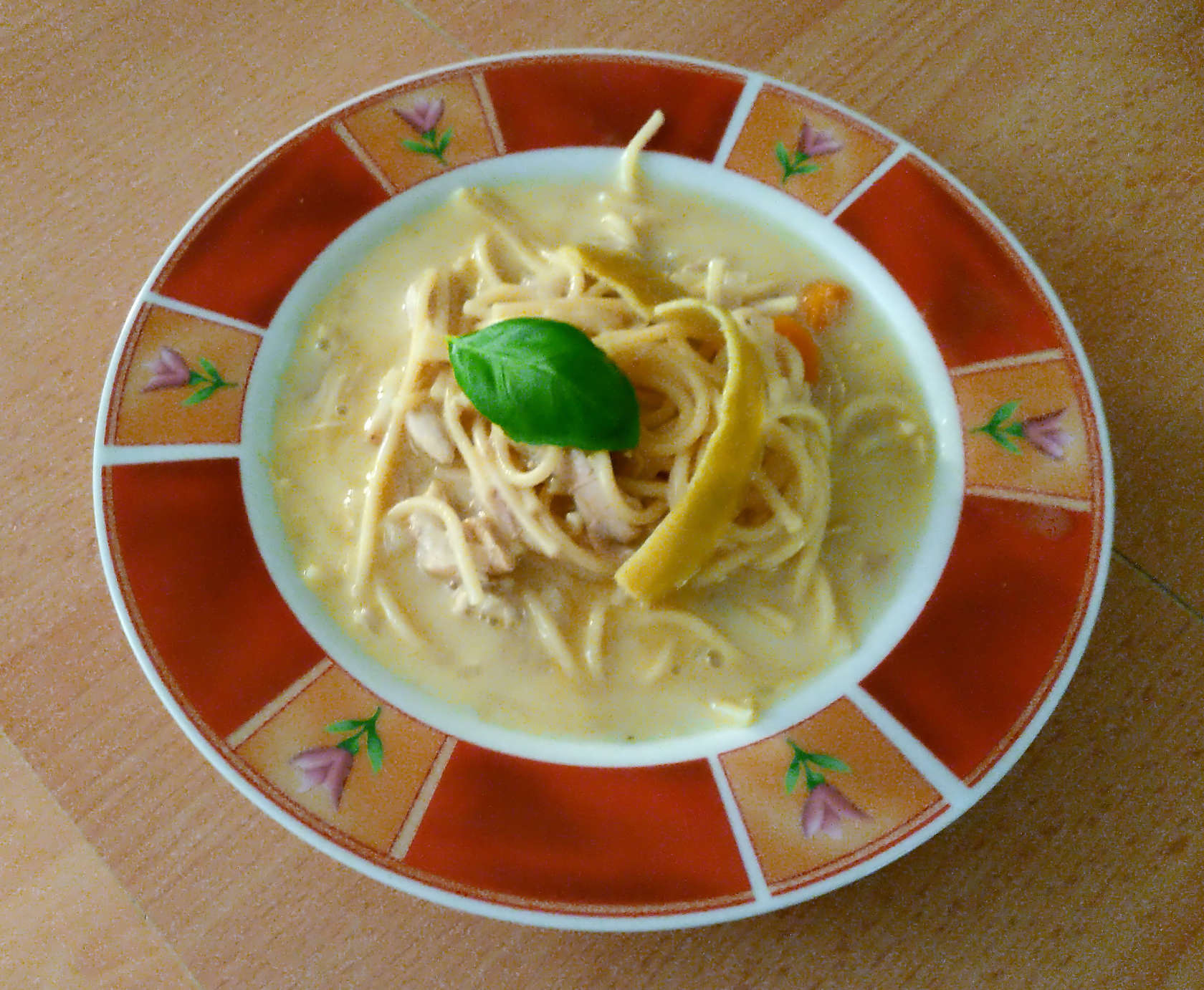 Nudelsuppe mit Zitrone
