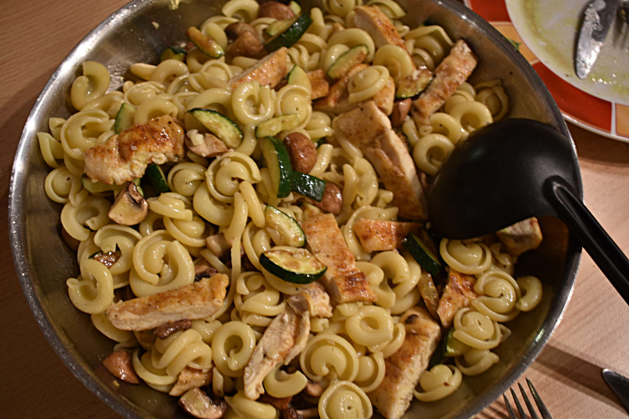 Nudeln mit Zucchini und Huhn
