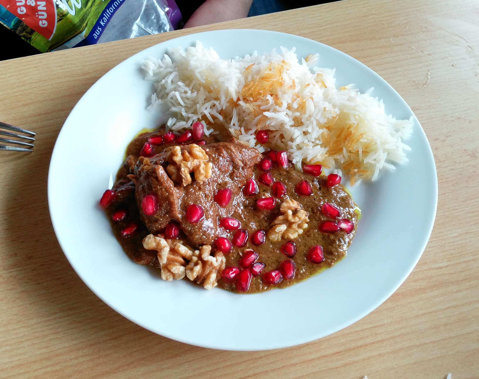 Hühnereintopf mit Walnuss-Granatapfel-Soße (Khoresh e Fesenjan)